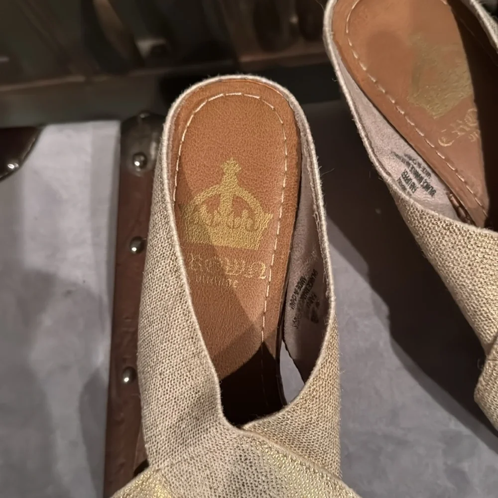 Crown Vintage metallic stretch top sandal - Picture 7 of 7